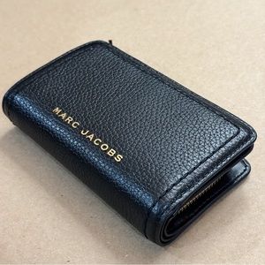 MARC JACOB
Topstitched Compact Leather ZIP Wallet NWOT